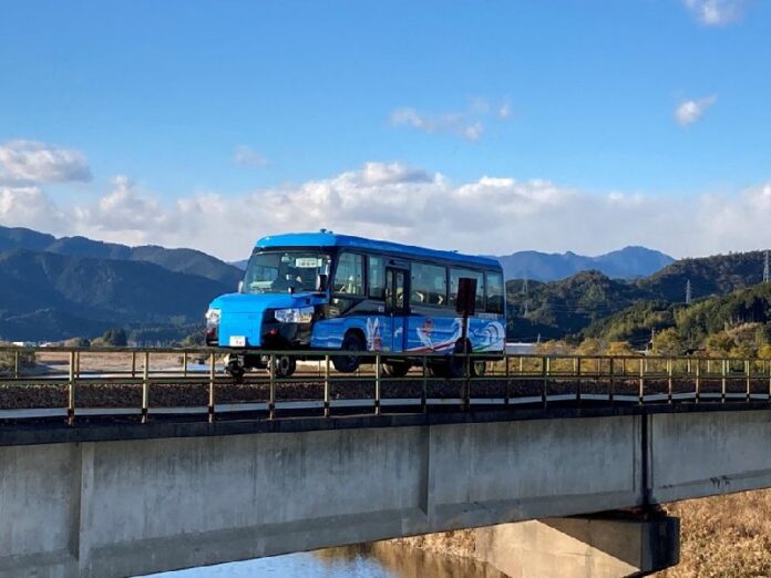 The Dual-mode Vehicle can carry up to 21 passengers and runs at a speed of 60km/h on rail tracks and 100km/h on public roads.