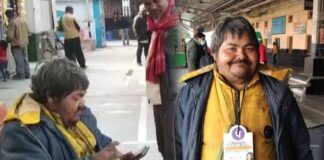 India's first digital beggar has ditched the traditional method of asking for alms and started using digital wallets instead.