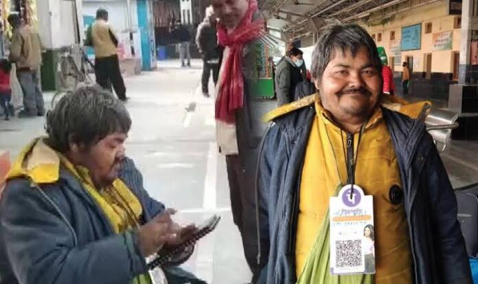 India's first digital beggar has ditched the traditional method of asking for alms and started using digital wallets instead.