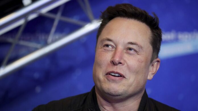 The CEO of Tesla, Elon Musk, has said that he is thinking to building a new social media platform, as Twitter lacks freedom of speech.