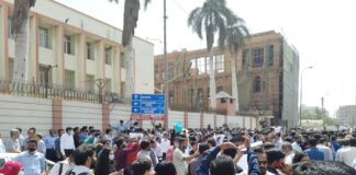 Bankers protest in huge number outside the State Bank of Pakistan's head office, demanding a reduction in working days.