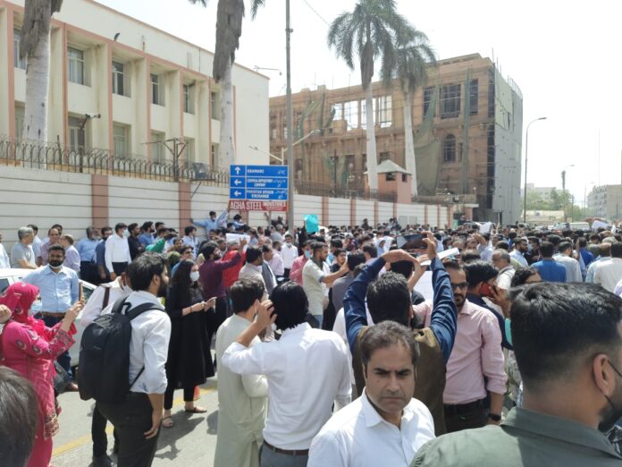 Bankers protest in huge number outside the State Bank of Pakistan's head office, demanding a reduction in working days.