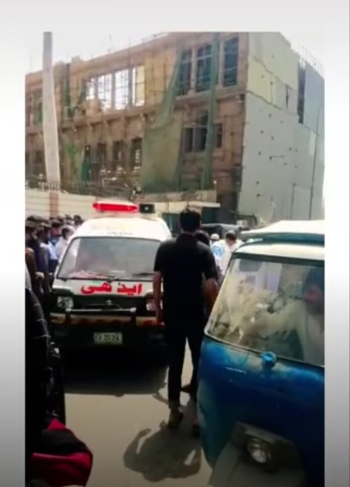 An ambulance was seen stuck in the traffic amid the bankers’ protest, at SBP'S head office, which was rightfully escorted out.