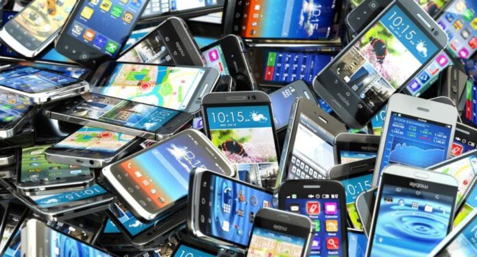 FBR) is considering the suggestions of the Pakistan Mobile Phone Traders Association to reduce the duty on mobile phones