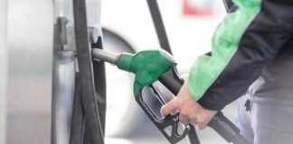 After the reduction in the prices, the new petrol price in Pakistan is Rs 270 per liter, down by 4.25 percent.