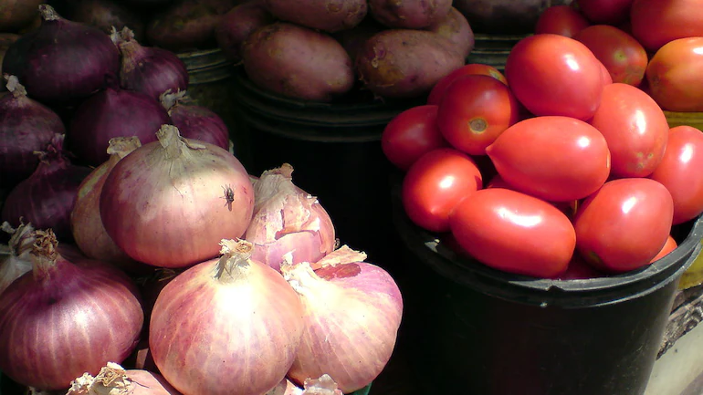 The government of Pakistan has decided to issue import permits to the importers of onion and tomatoes