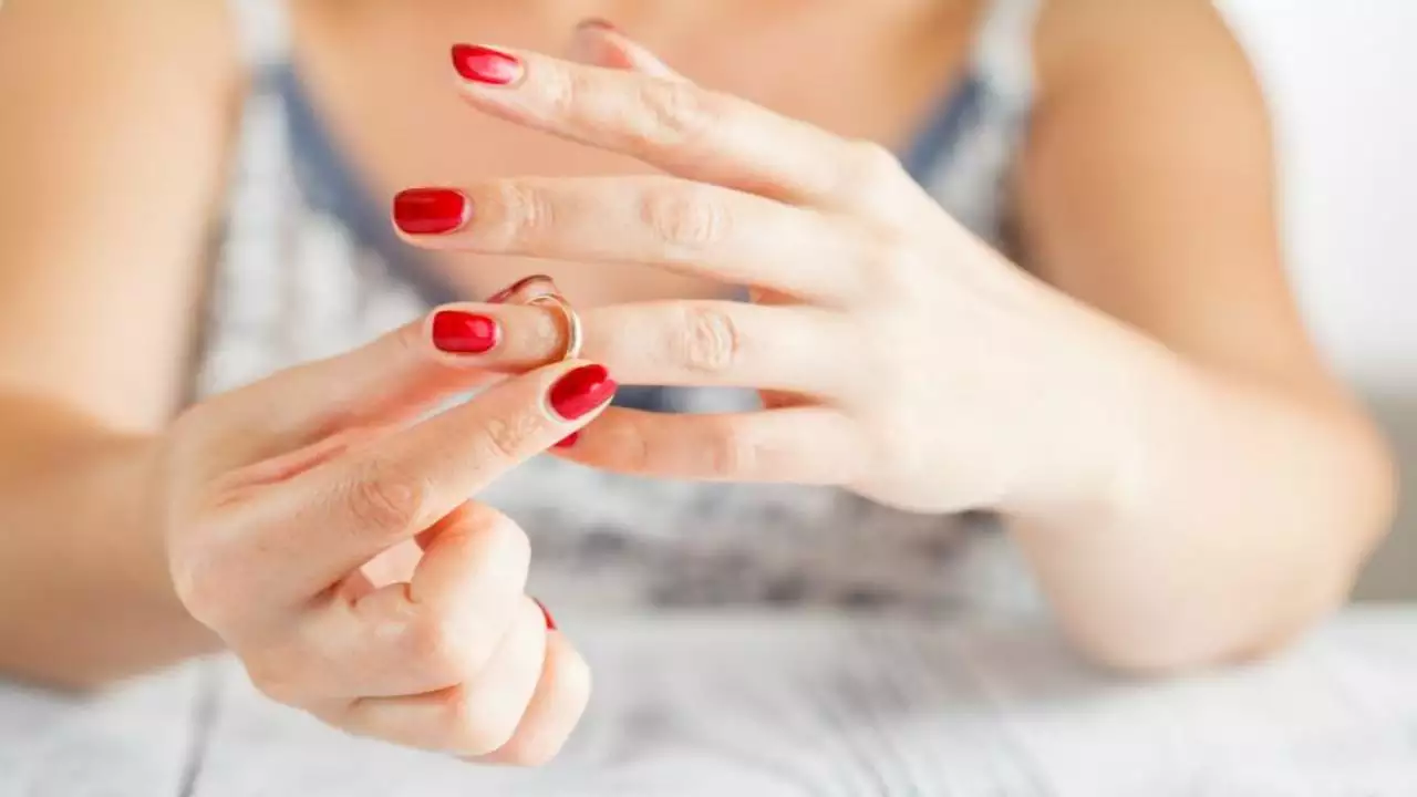 A Chinese company based in Zhejiang has recently garnered attention by implementing an "extramarital affairs prohibition" policy for its married employees.